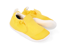 Calzado respetuoso Xplorer Scamp orgánico amarillo para bebés, ideal para los primeros pasos, de BOBUX ESPAÑA Y PORTUGAL.