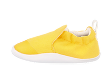 Zapatos Xplorer Scamp BOBUX España y Portugal para bebés, calzado respetuoso orgánico amarillo para los primeros pasos.