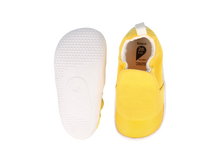 Calzado respetuoso Xplorer Scamp BOBUX para bebés, color amarillo, ideal para los primeros pasos con su diseño orgánico.