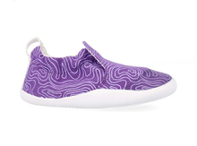 Zapatos Xplorer Scamp Orgánica Baya Silvestre de BOBUX para bebés, calzado respetuoso para los primeros pasos, en color topo.