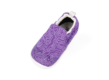 Zapatillas Xplorer Scamp de BOBUX para bebés, con diseño orgánico en tono baya silvestre y suelas topográficas para primeros pasos.