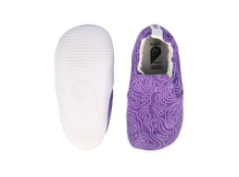 Calzado Xplorer Respetuoso BOBUX para bebés, estilo orgánico y topográfico en color baya silvestre, ideal para primeros pasos.