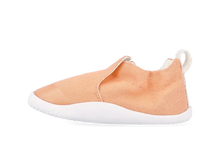 Calzado respetuoso Xplorer Scamp Orgánica Peach Parfait para los primeros pasos del bebé, de la marca BOBUX ESPAÑA Y PORTUGAL.