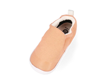 Calzado respetuoso Xplorer Scamp Orgánica Peach Parfait para primeros pasos de bebé, con diseño cómodo y natural de BOBUX ESPAÑA Y PORTUGAL.