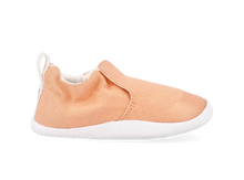 Zapatos Xplorer Scamp Orgánica Peach Parfait de BOBUX para los primeros pasos del bebé, con diseño colorido y cómodo.