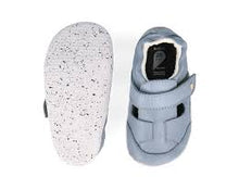 Calzado respetuoso Xplorer Beau Jeans para bebés, con diseño cómodo y duradero, ideal para los primeros pasos.