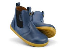 Zapatos barefoot I Walk Delight Midnight para niño de BOBUX, calzado cómodo y flexible con diseño en color azul oscuro.