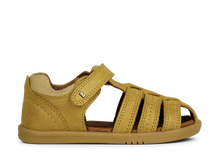 Sandalia Barefoot I-Walk Roam para niños de BOBUX en color chartreuse, calzado ligero y flexible para niños.