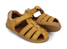 Sandalia barefoot I-Walk Roam en color chartreuse para niño de BOBUX ESPAÑA Y PORTUGAL, con suela flexible y cierre ajustable.