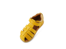 Sandalia barefoot I-Walk Roam para niño en color chartreuse, con suela flexible y cierre ajustable, de BOBUX ESPAÑA Y PORTUGAL.