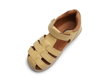Sandalia barefoot I-Walk Roam Arena para niña en color caramelo, con diseño cómodo y flexible de BOBUX ESPAÑA Y PORTUGAL.