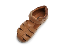 Sandalias barefoot I Walk Roam para niños en color caramelo y toffee, de BOBUX ESPAÑA Y PORTUGAL, con suela flexible y cómoda.