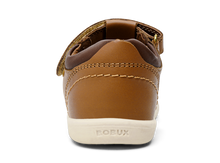 Sandalias barefoot I Walk Roam Caramelo y Toffee para niño de BOBUX, con suela flexible y diseño cómodo.