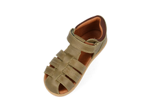 Sandalias barefoot I-Walk Roam para niño en color oliva y toffee de BOBUX, con suela flexible y diseño cómodo.
