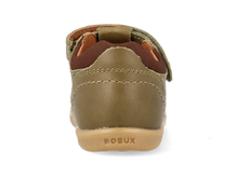 Sandalias barefoot I Walk Roam BOBUX para niño en color oliva y toffee, con suela flexible y diseño cómodo para pequeñas aventuras.