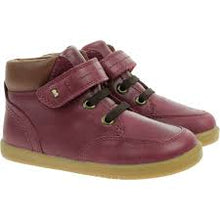 Zapatos barefoot I Walk Timber Boysenberry para niña de BOBUX ESPAÑA Y PORTUGAL, calzado cómodo con diseño en color burdeos.