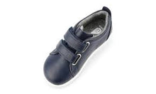 Calzado barefoot I Walk Grass Court para niño en azul marino, con diseño cómodo y flexible de BOBUX ESPAÑA Y PORTUGAL.