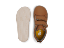 Zapatos barefoot I Walk Grass Court para niño de BOBUX ESPAÑA Y PORTUGAL, en color caramelo, con suela flexible y diseño cómodo