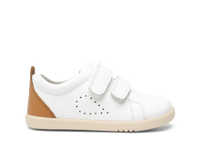 Zapatos barefoot I Walk BOBUX para niño en color blanco y caramelo, calzado ligero y flexible para niños.