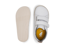 Zapatos barefoot I Walk BOBUX para niños en color blanco y caramelo, con suela flexible y diseño cómodo para jugar al aire libre.
