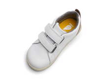 Zapatos barefoot I Walk BOBUX España y Portugal para niño en color blanco y caramelo, con suela flexible y diseño cómodo.
