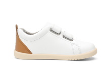 Calzado barefoot I Walk para niño en color blanco y caramelo con suela flexible, de BOBUX ESPAÑA Y PORTUGAL, en un fondo neutro.