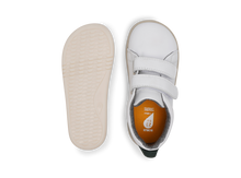 Calzado barefoot I-Walk Grass Court blanca para niño de BOBUX, con suela flexible y diseño cómodo para juegos al aire libre.