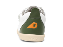 Zapatillas barefoot I Walk Grass Court para niño de BOBUX en color blanco con detalles verdes en la suela y diseño cómodo