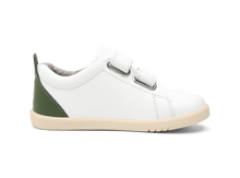 Zapatos barefoot I Walk Grass Court para niño en color blanco con detalles en verde, de la marca BOBUX ESPAÑA Y PORTUGAL.