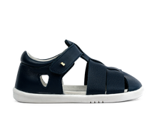 Sandalia barefoot I-Walk Tidal azul marino para niño de BOBUX, con diseño cómodo y suela flexible para pies pequeños.