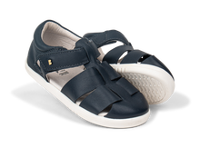 Sandalia barefoot I-Walk Tidal azul marino para niño de BOBUX ESPAÑA Y PORTUGAL, con banda ajustable y suela flexible.