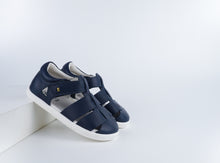 Sandalias Barefoot I-Walk Tidal en azul marino para niño de BOBUX ESPAÑA Y PORTUGAL, con suela flexible y diseño cómodo.