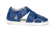 Sandalia Barefoot I-Walk Tidal Arándano para niño de BOBUX, con diseño cómodo y suela flexible en color azul arándano.