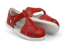 Sandalia barefoot I Walk Tidal para niña en color rojo de BOBUX, con suela flexible y diseño cómodo para pies pequeños.
