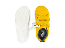 Zapatos barefoot I Walk BOBUX España y Portugal para niño, color amarillo y resistentes al agua para césped.
