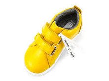 Calzado barefoot I-Walk Grass Court impermeable amarillo para niño de la marca BOBUX ESPAÑA Y PORTUGAL, con diseño deportivo y resistente al agua.
