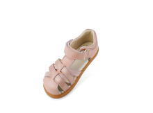Zapatos barefoot I Walk Cross Jump para niña en color perla y oro rosa, de BOBUX ESPAÑA Y PORTUGAL, en la imagen.