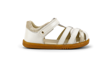 Sandalia barefoot I Walk Cross Jump Perla Luna para niña de BOBUX, con diseño cómodo y suela flexible, en color perla.