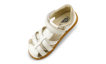 Sandalia barefoot I Walk Cross Jump Perla Luna para niña, marca BOBUX, con suela flexible y diseño cómodo para niños.