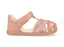 Sandalias barefoot I Walk Cross Jump rosa para niña de BOBUX ESPAÑA Y PORTUGAL, con diseño cómodo y color vibrante.