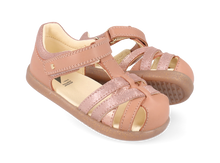 Sandalia barefoot I Walk Cross Jump rosa para niña de BOBUX ESPAÑA Y PORTUGAL, con diseño cómodo y cierre ajustable.