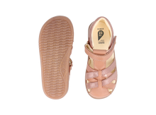 Sandalias barefoot I Walk Cross Jump rosa para niña de BOBUX, con diseño cómodo y flexible para pies pequeños.