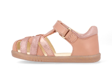 Sandalia barefoot I Walk Cross Jump rosa para niña de la marca BOBUX ESPAÑA Y PORTUGAL, con diseño cómodo y color vibrante