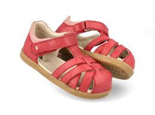 Sandalia Barefoot I Walk Cross Jump para niña en rojo mineral y rosa de BOBUX ESPAÑA Y PORTUGAL, con diseño cómodo y color vibrante.