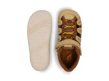 Sandalia barefoot BOBUX I Walk Summit Arena y Caramelo para niño, calzado cómodo y flexible para niños con suela ligera.