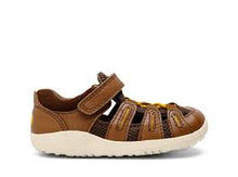 Sandalia barefoot I Walk Summit BOBUX para niño en color caramelo y toffee, con suela flexible y cierre ajustable.