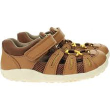 Sandalia barefoot I Walk Summit BOBUX para niño en color caramelo y toffee, con suela flexible y cierre ajustable.