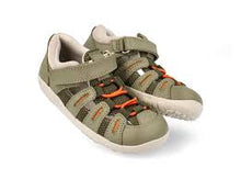 Sandalias Barefoot I Walk Summit Burnt Oliva y Fog para niño, marca BOBUX ESPAÑA Y PORTUGAL, con suela flexible y diseño cómodo