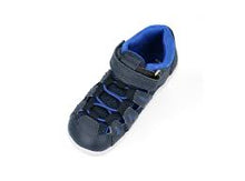 Sandalia Barefoot I Walk Summit en color navy y snorkel azul para niño, de la marca BOBUX ESPAÑA Y PORTUGAL, muestra la suela y diseño.