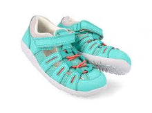 Sandalia I Walk Summit para niño en color turquesa, con diseño barefoot y plantilla Steam, marca BOBUX ESPAÑA Y PORTUGAL.